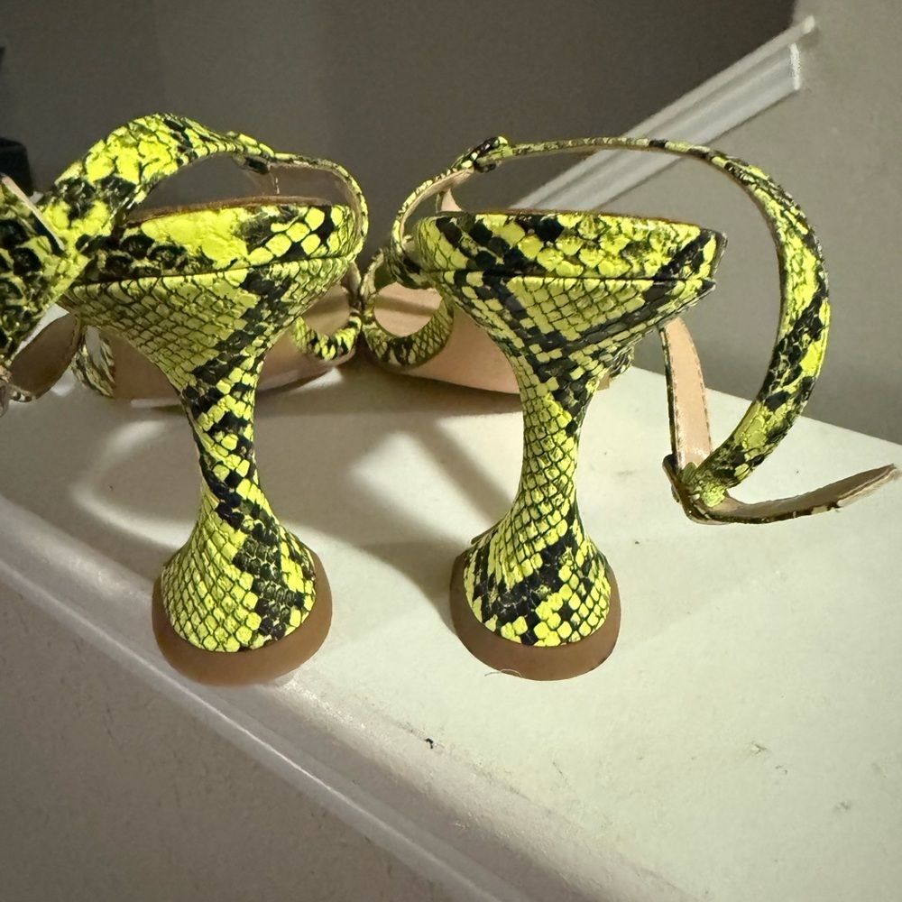 London Rag Women's Cherry Tart Yellow Snake Print Spool Heel Sandal size 9 - Picture 6 of 13